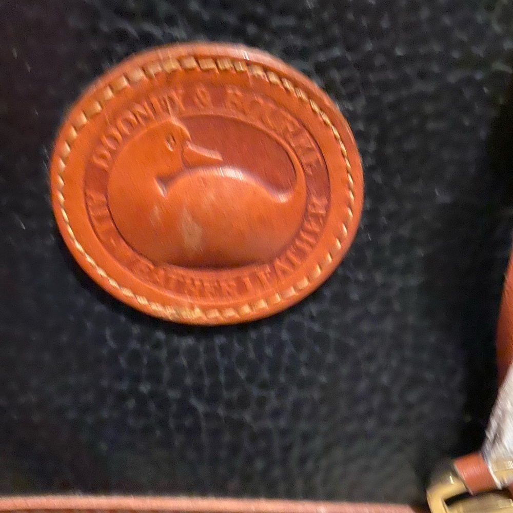 D&B Elegant Black and Tan Leather Handbag - Picture 4 of 15